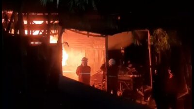 Tangkapan layar video upaya pemadaman tempat penggorengan kerupuk di Kecamatan Dlanggu oleh BPBD Kabupaten Mojokerto, Sabtu (21/10/2023) malam (Lintang / KabarTerdepan.com)