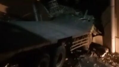 Kondisi truk tronton yang terjun bebas nyungsep di Ngoro Mojokerto, Jumat (20/10/2023). (Muzakki/KabarTerdepan.com)
