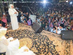 Gubernur Khofifah Bershalawat Dapat Potongan Tumpeng dari Airlangga Hartarto