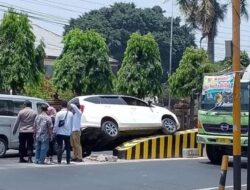 Viral, Mobil Tersangkut Pembatas Jalan di Depan SPN Mojokerto