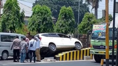 Viral, Mobil Tersangkut Pembatas Jalan di Depan SPN Mojokerto