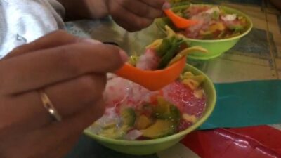 Es Oyen diburu warga Mojosari Mojokerta ditengah cuaca ekstrem (redaksi)