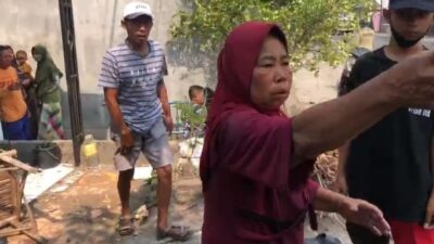 Seorang ibu, Rukaiyah (60) yang mengendarai motor jenis honda beat dengan nopol S 4611 QT mengalami luka ringan di kaki kananya akibat tertabrak motor lawan (Lintang / KabarTerdepan.com)