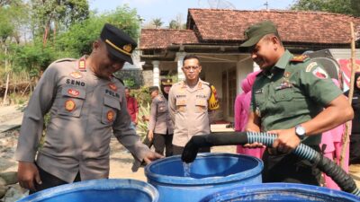 Tangani Dampak El Nino, Polres Ponorogo Droping Air Bersih untuk Desa yang Kekeringan