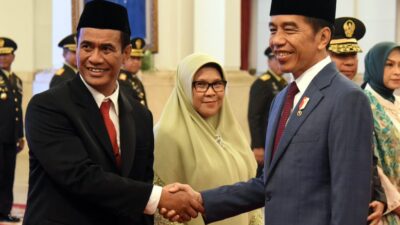 Presiden Jokowi memberikan ucapan selamat usai melantik Mentan Andi Amran Sulaiman, Rabu (25/10/2023), di Istana Negara, Jakarta. (Dok. Humas Setkab/Rahmat)