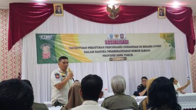 Kasatpol PP Provinsi Jatim, Muhammad Hadi Wawan Guntoro memberikan sosialisasi tentang bahaya rokok ilegal (Lintang / KabarTerdepan.com)