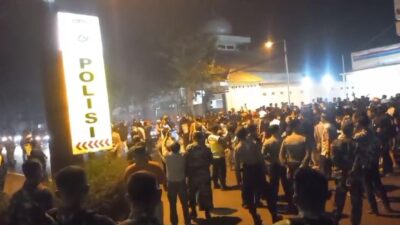 Ratusan Pesilat datang Polres Mojokerto, Jumat (27/10/2023) malam (Tangkapan layar video - Lintang / KabarTerdepan.com)
