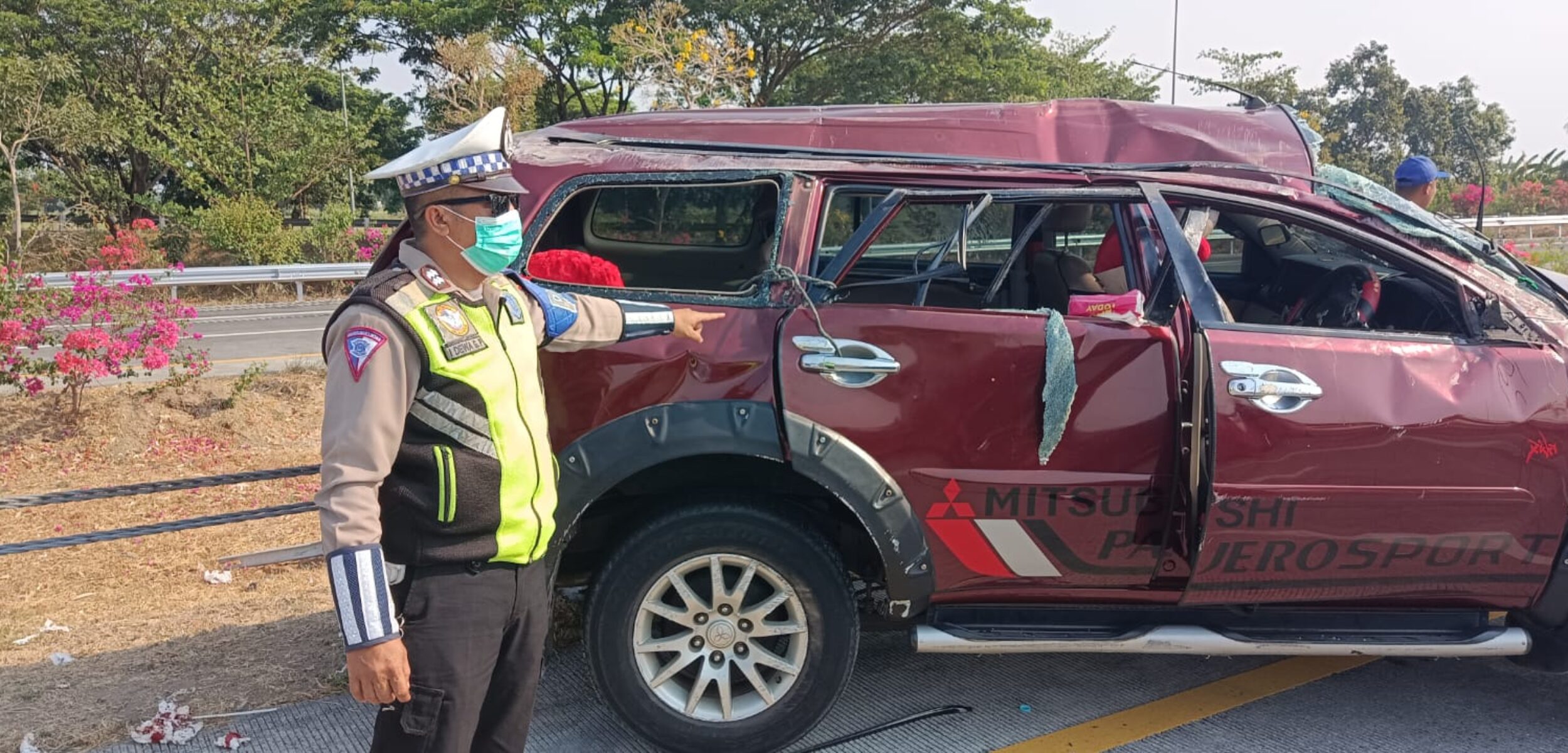 Diduga Mengantuk, Pajero Sport Tabrak Pembatas Jalan di Ruas Tol Sumo