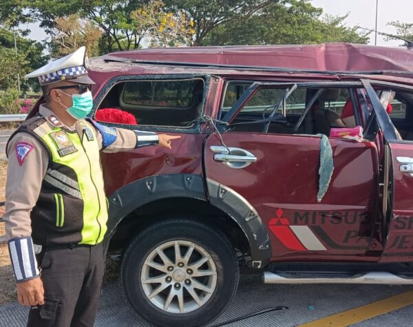 Diduga Mengantuk, Pajero Sport Tabrak Pembatas Jalan di Ruas Tol Sumo
