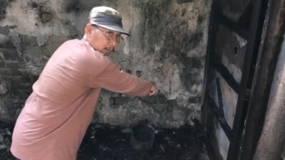 Ketua RT setempat, Amin Tohari menunjukkan TKP ditemukannya jasad korban kebakaran di Mojosari, Minggu (29/10/2023) siang