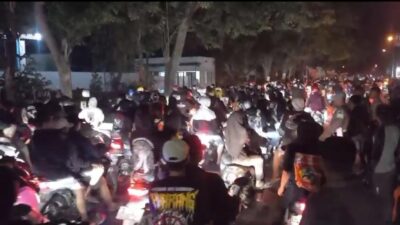 Ratusan massa pesilat kembali meluruk Mapolres Mojokerto, Minggu (29/10/2023) (Lintang / KT)