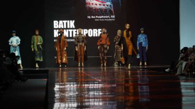 Penampilan para peserta JMFW berlenggang di catwalk menggunakan batik kontemporer di Hall 9, ICE-Bumi Serpong Damai BSD, Tangerang, Banten, Kamis (19/10/2023)