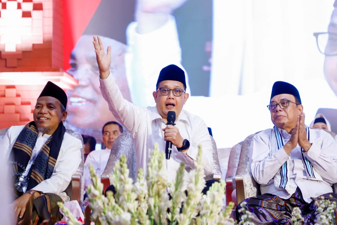 Sekretaris Daerah Provinsi Jawa Timur Adhy Karyono menghadiri Haul Gubernur Soerjo ke-75 di Kompleks Makam Gubernur Soerjo, Magetan pada Sabtu (11/11/2023). (Humas Pemprov Jatim)