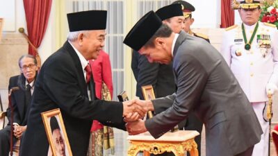 Presiden Republik Indonesia (RI), Ir Joko Widodo menganugerahkan gelar Pahlawan Nasional kepada Almarhum KH Abdul Chalim di Istana Negara, Jumat (10/11/2023) (Dok. Setkab RI)