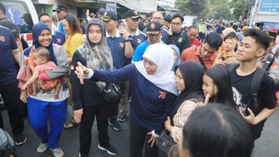 Gubernur Jatim, Khofifah Indar Parawansa berswafoto bersama masyarakat saat Gerak Jalan Mojokerto - Surabaya (Lintang / Kabarterdepan.com)