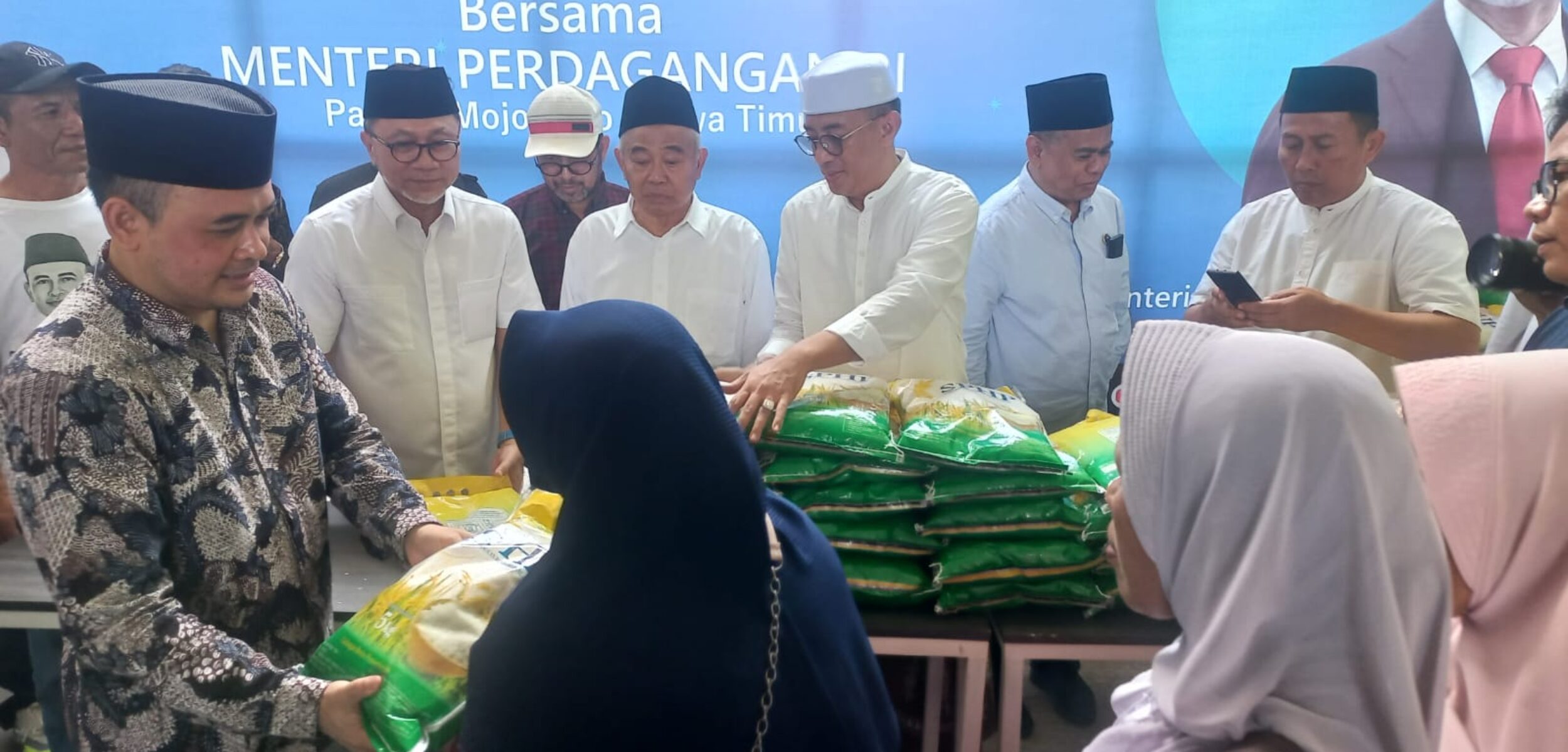 Menteri Perdagangan Bagikan 2,5 Ton Beras Gratis di Mojokerto
