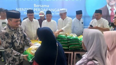 Menteri Perdagangan RI bersama KH Asep Saifuddin Chalim dan Gus Afif membagikan ratusan paket beras gratis di Mojokerto, Minggu (5/11/2023). (Andy/KT) 