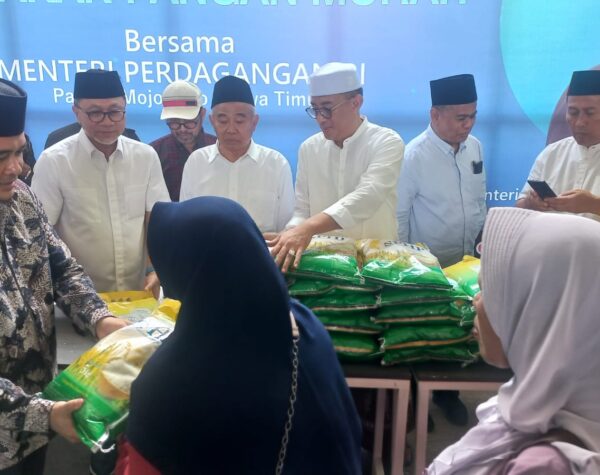 Menteri Perdagangan Bagikan 2,5 Ton Beras Gratis di Mojokerto