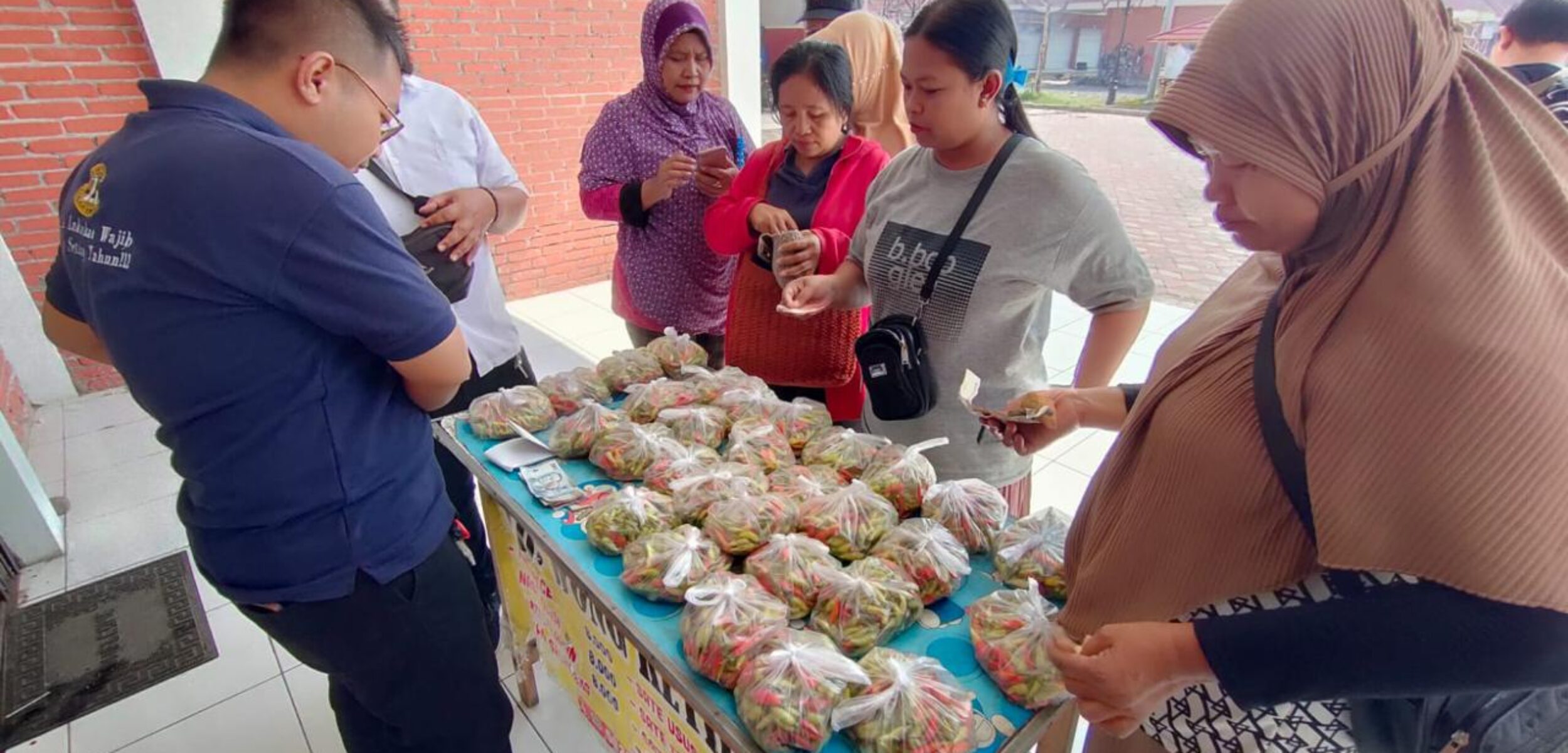 Antusias warga din operasi pasar pemkot Mojokerto, Rabu (8/11/2023). (Erix/KT)