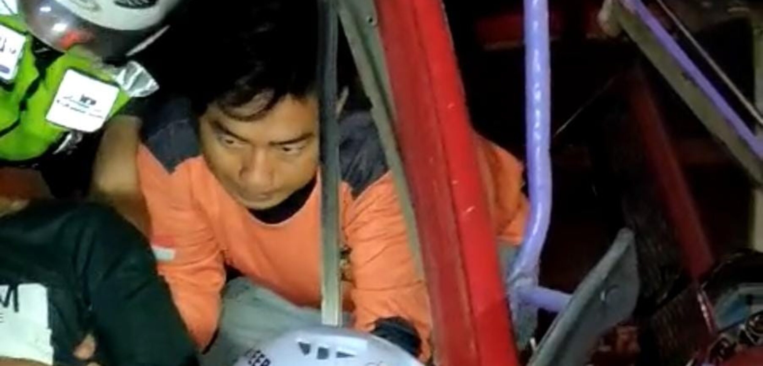 Truk Fuso Tabrak Dua Kendaraan Berhenti di Simpang Lima Kenanten Mojokerto