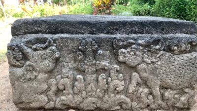 Relief hewan di Candi Minak Jinggo Mojokerto. (Erix/KT) 