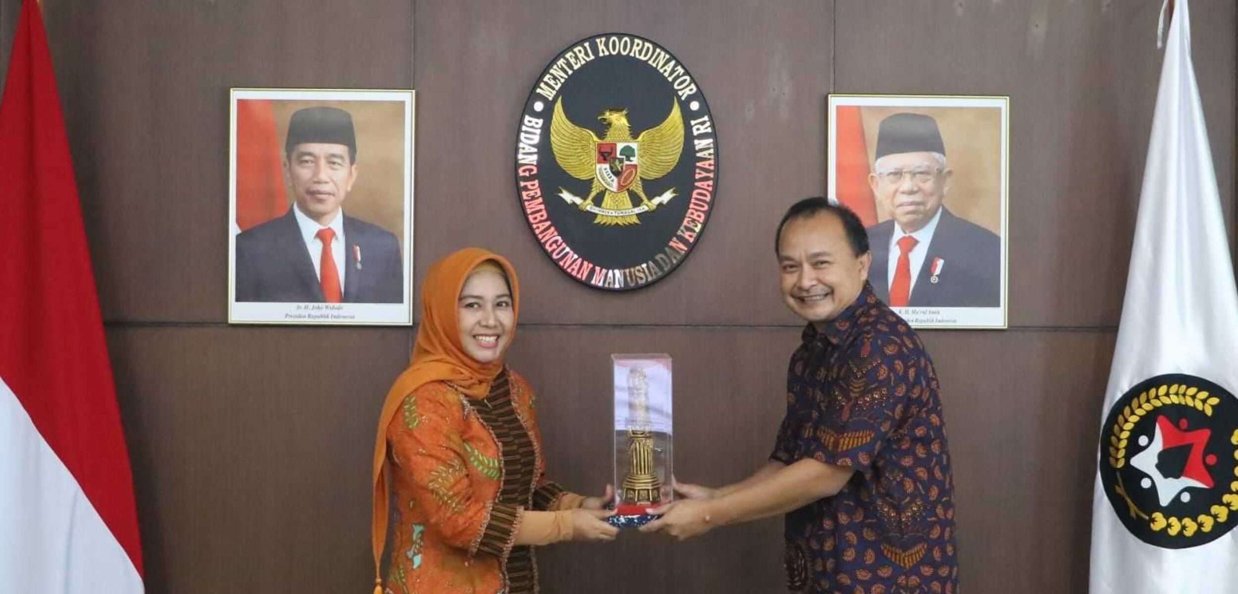 Wali Kota Mojokerto yang akrab disapa Ning Ita bersama Sesmenko PMK Andie Megantara (Dok. Diskominfo Kota Mojokerto)