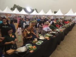 Meriahnya Festival Nasi Bakar Kota Mojokerto, Ning Ita : Layak Kita Lestarikan