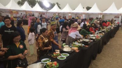 Kemeriahan Festival Nasi Bakar Kota Mojokerto, Jumat (10/11/2023). (Erix/KT) 