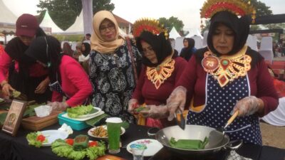 Antusias peserta Festival Nasi Bakar Kota Mojokerto, Jumat (10/11/2023). (Erix/KT) 