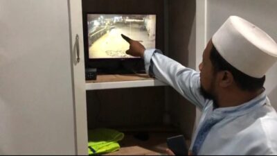 Ahmad Jamil, petugas keamanan Masjid Baitul Muttaqin saat menunjukkan CCTV kecelakaan yang menimpa Yusuf, pria paruh baya warga Desa Kutorejo, Kecamatan Kutorejo, Kabupaten Mojokerto (Lintang / Kabarterdepan.com)