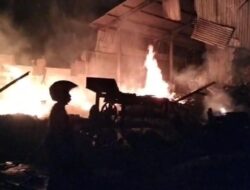 Gudang Produksi Alumunium di Trowulan Mojokerto Terbakar Hebat