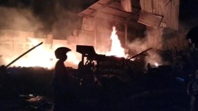 gudang yang memproduksi alumunium di Dusun Pandansili Desa Wonorejo Kecamatan Trowulan terbakar, Senin (13/11/2023) malam (Lintang / Kabarterdepan.com)