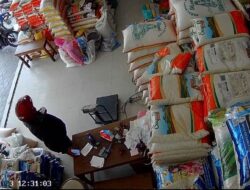 Pria Berjaket Hitam Curi Handphone di Toko Mojokerto, Aksinya Terekam CCTV