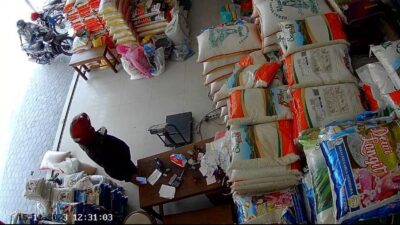 Seorang pria terekam kamera CCTV saat mencuri handphone di sebuah toko di Jalan Tamansiswa, Kota Mojokerto, Rabu (15/11/2023) siang (Tangkapan layar rekaman CCTV Toko)