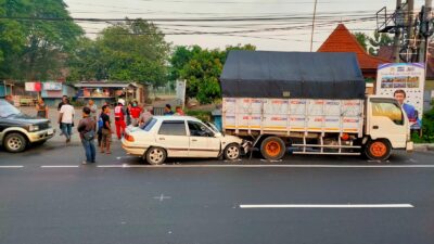 Sebuah mobil sedan menabrak truck yang terparkir di truk yang terparkir di Jalan Raya Bypass, Desa Watesumpak, Kecamatan Trowulan, Kabupaten Mojokerto (Tangkapan layar video laka lantas)