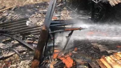Damkar BPBD Kabupaten Mojokerto memadamkan puing-puing dapur Masjid Al-Ikhsan yang terbakar, Minggu (19/11/2023) siang (Tangkapan layar video)