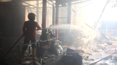Toko di Kota Mojokerto terbakar, Selasa (21/11/2023). (Erix/KT) 