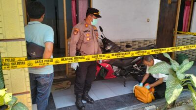 Olah TKP ditemukan jasad pria paruh baya berinisial N asal Kecamatan Taman Sidoarjo ditemukan meregang nyawa di dalam kamar hotel di Dusun Wonokerto oleh Polsek Pungging (Lintang / Kabarterdepan.com)