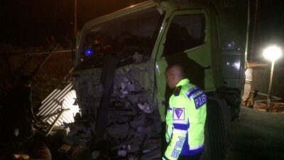 Kondisi truk yang ringsek usai tertabrak kereta api di Mojokerto, Rabu (22/11/2023). (Erix/KT) 