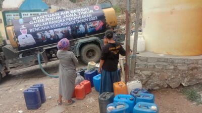 Sejumlah warga antre mendapatkan bantuan air bersih. (BPBD Kabupaten Mojokerto) 