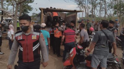 Puluhan kendaraan pelaku judi sabung ayam dan tjap jikie di Desa Lolawang, Kecamatan Ngoro, Kabupaten Mojokerto diamankan petugas gabungan (Lintang / Kabarterdepan.com)