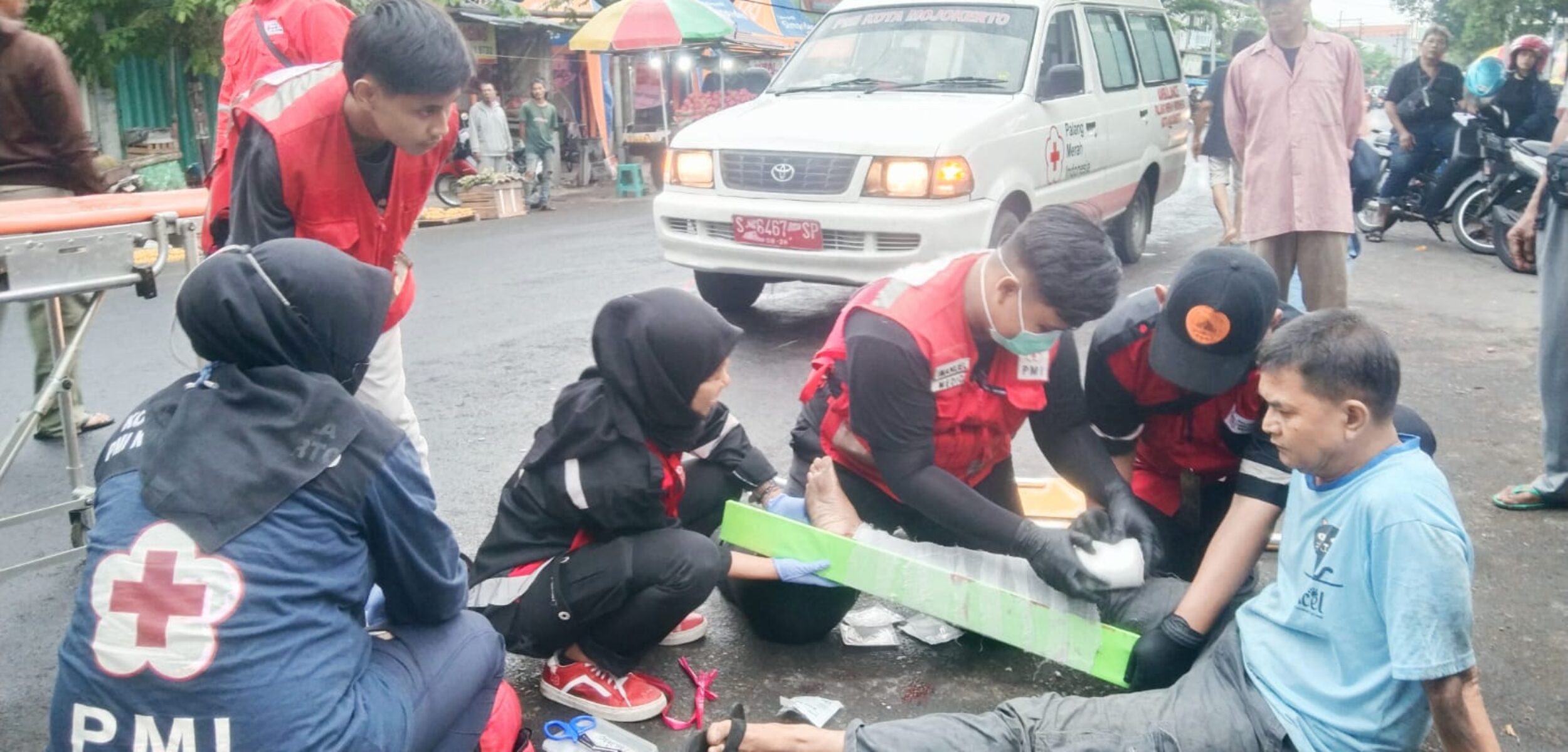 Korban kecelakaan tunggal di Kota Mojokerto mengalami patah kaki, Sabtu (25/11/2023). (Erix/kabarterdepan.com)