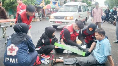 Korban kecelakaan tunggal di Kota Mojokerto mengalami patah kaki, Sabtu (25/11/2023). (Erix/kabarterdepan.com) 