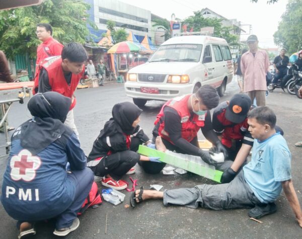 Terjatuh Usai Hindari Pengendara Lain, Pemotor di Mojokerto Alami Patah Kaki