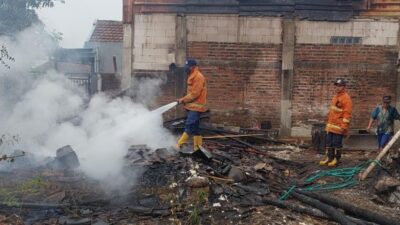 IMG 20231127 WA0171 1 PMK BPBD Kabupaten Mojokerto memadamkan dapur rumah milik Suradi di Dusun Pandarejo, Desa Simbaringin, Kecamatan Kutorejo, Kabupaten Mojokerto, Senin (27/11/2023) siang (Lintang / Kabarterdepan.com)