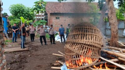 Area judi sabung ayam di Dusun Brenet Desa Watukenongo, Kecamatan Pungging, Kabupaten Mojokerto dibubarkan paksa dan dibakar petugas gabungan, Senin (27/22/2023) siang (Redaksi Kabarterdepan.com)