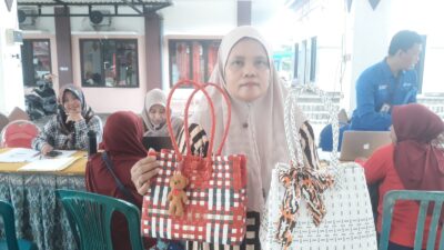 Rupiati itu, ibu rumah tangga di Kabupaten Mojokerto yang kini merintis usaha tas anyaman rotan. (Muzakki/kabarterdepan.com)