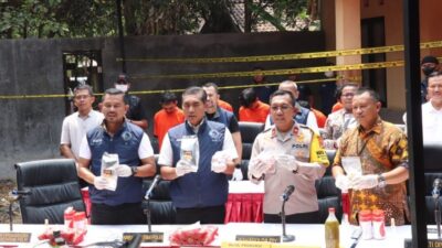 Konferensi pers pengungkapan keripik pisang natkoba dan happy water, Kamis (2/11/2023). (Polri.go.id) 