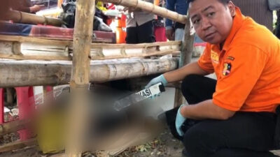 Gempar! Mayat Pria Tanpa Identitas Tergeletak di Bawah Meja Warung Pungging Mojokerto