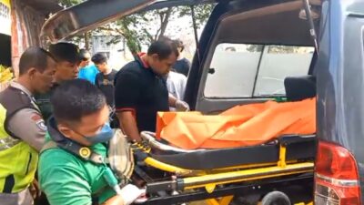 Jasad wanita muda yang tewas bunuh diri dibawa ke RS Pusdik Watukosek untuk pemeriksaan lebih lanjut. (Lintang/kabarterdepan.com) 